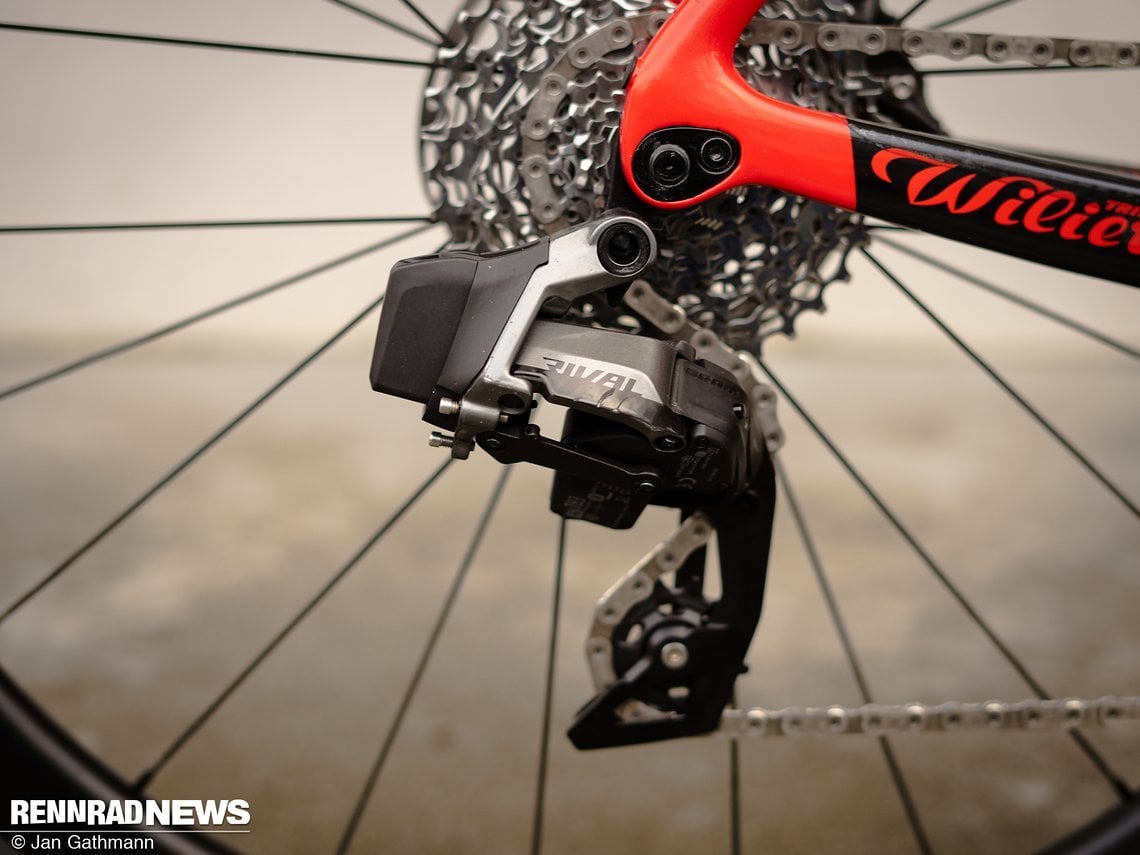 Die SRAM Rival eTap 2x12 Funkschaltung lieferte im Test tadellose Funktion.