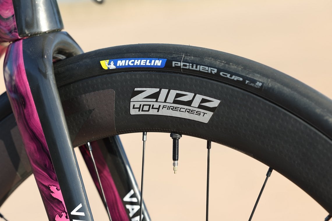 Die 28mm breiten Michelin Power Cup Reifen sind Tubeless Ready.