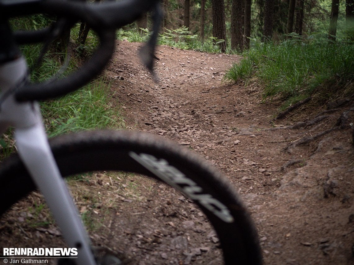 Zur Teststrecke gehörten auch steinige, felsige Downhillpassagen …