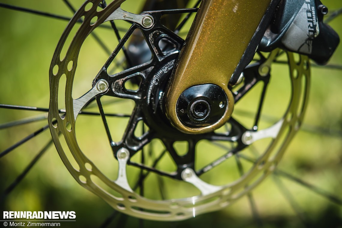 2 Ausstattungs-Highlights des Testrades: die gut dosierbaren, nicht zu bissigen SRAM Force Disc-Bremsen ...