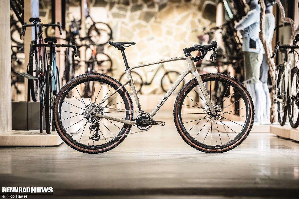 Das Cube Nuroad C:62 SLT 2025 ist das Top-Modell der neu aufgestellten Gravel Bike-Baureihe.