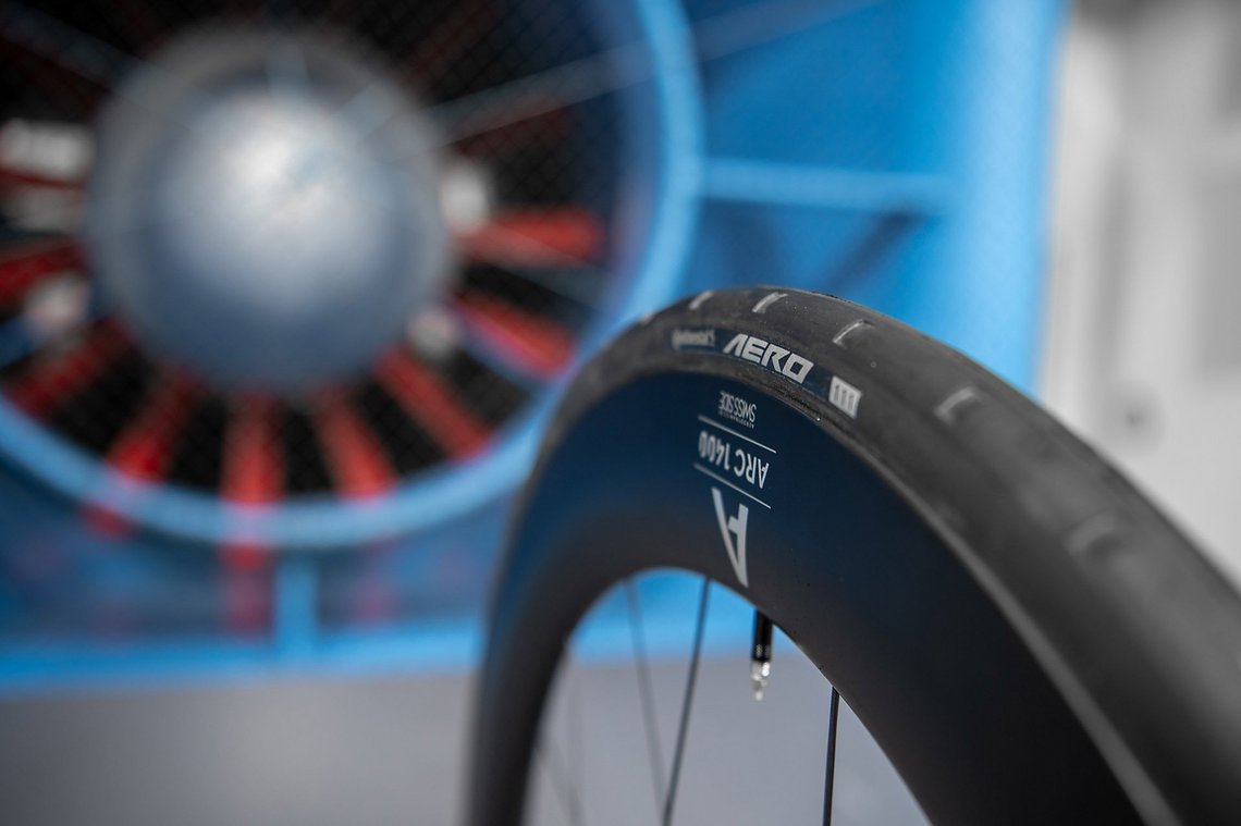 Der Continental Aero 111 ist wichtiger Bestandteil des Konzeptes und wurde zusammen mit DT Swiss und Swiss Side entwickelt.