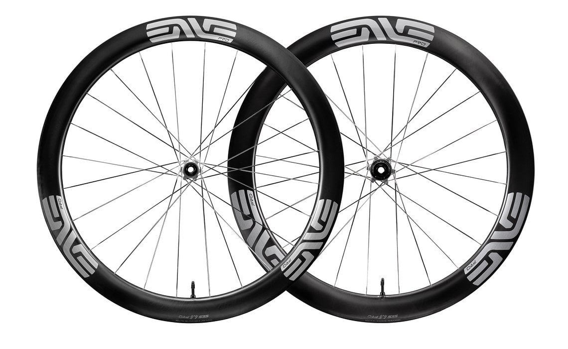 Enve präsentiert mit dem SES 4.5 Pro einen neuen Rennrad-Laufradsatz mit Vollcarbonfelgen, Innerdrive Pro Nabe und Enve Pro Keramiklagern.