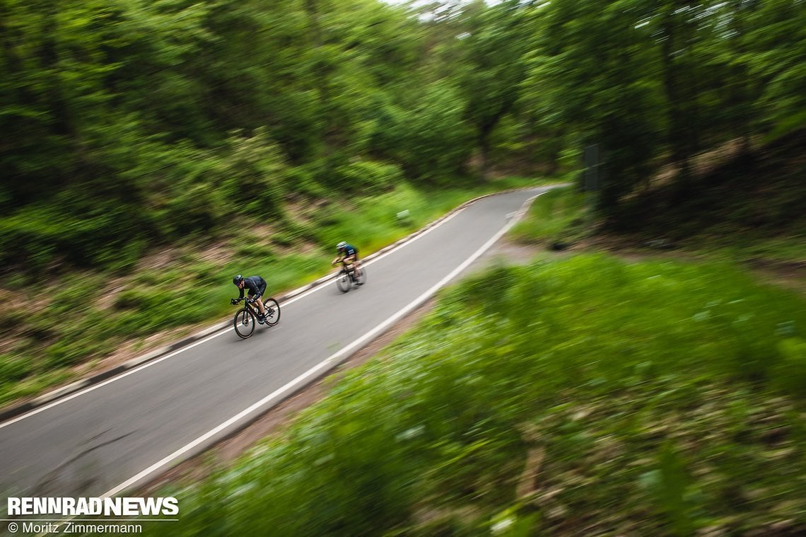 Wie sicher die E-Gravel Bikes liegen und bremsen, haben wir auch auf schnellen Abfahrten getestet.