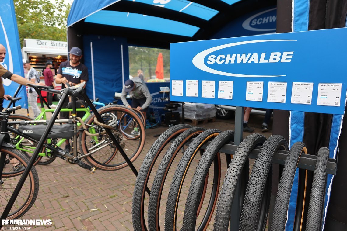 Titel-Sponsor Schwalbe präsentierte sämtliche Gravel-Reifen des Hauses.