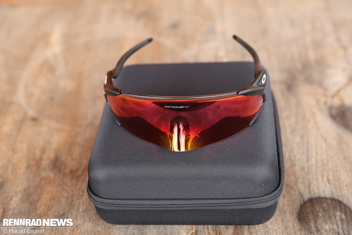 Aufgrund der feststehenden Bügel ist auch die Transport-Box sehr groß