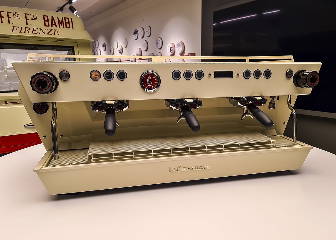 Ein Schmuckstück des Museums ist diese Linea PB Kaffeemaschine im Custom Design, angelehnt an das alte Verkaufsmobil, welches im Hintergrund steht.