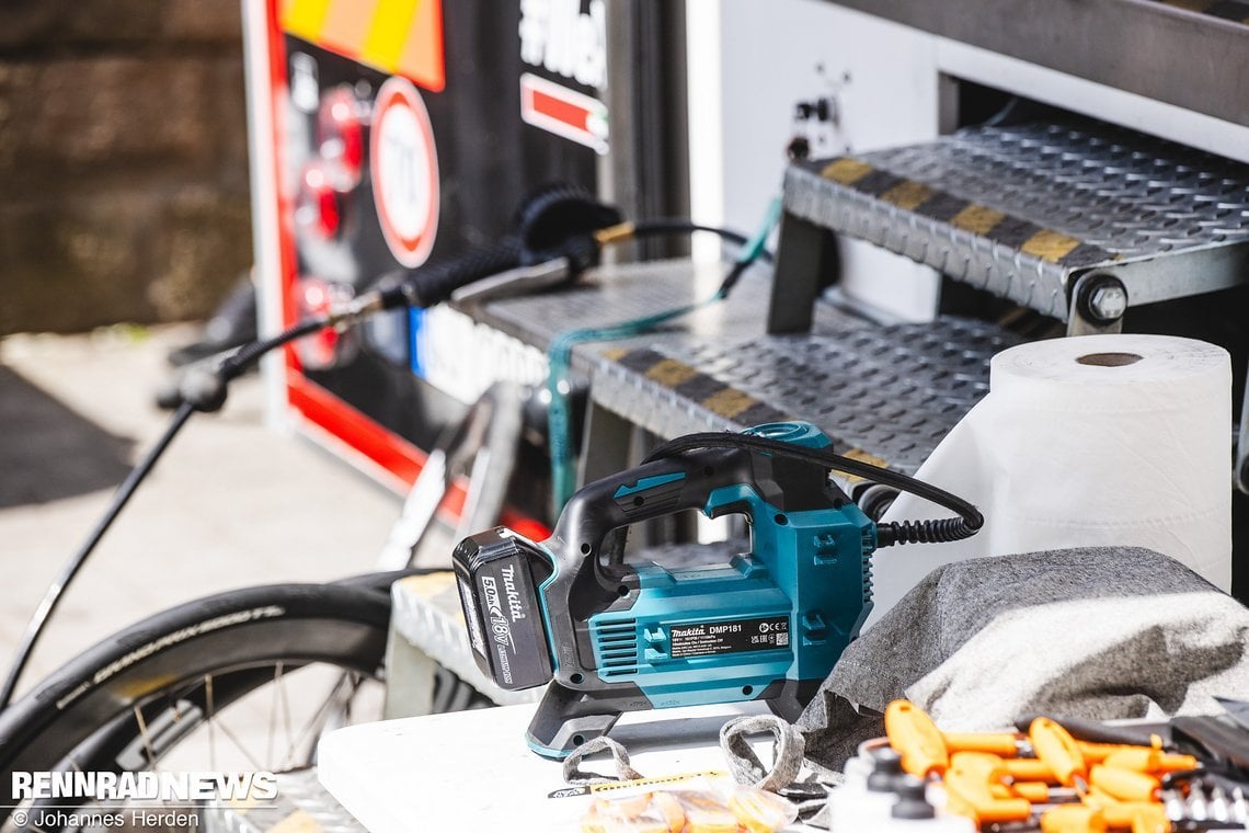 Den richtigen Reifendruck erzeugt der portable Makita Kompressor.