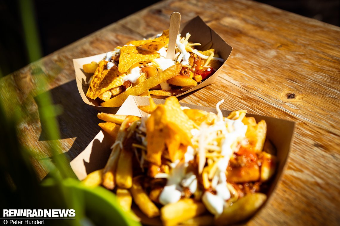 Pommes mit Chili im Frühstücksangebot.