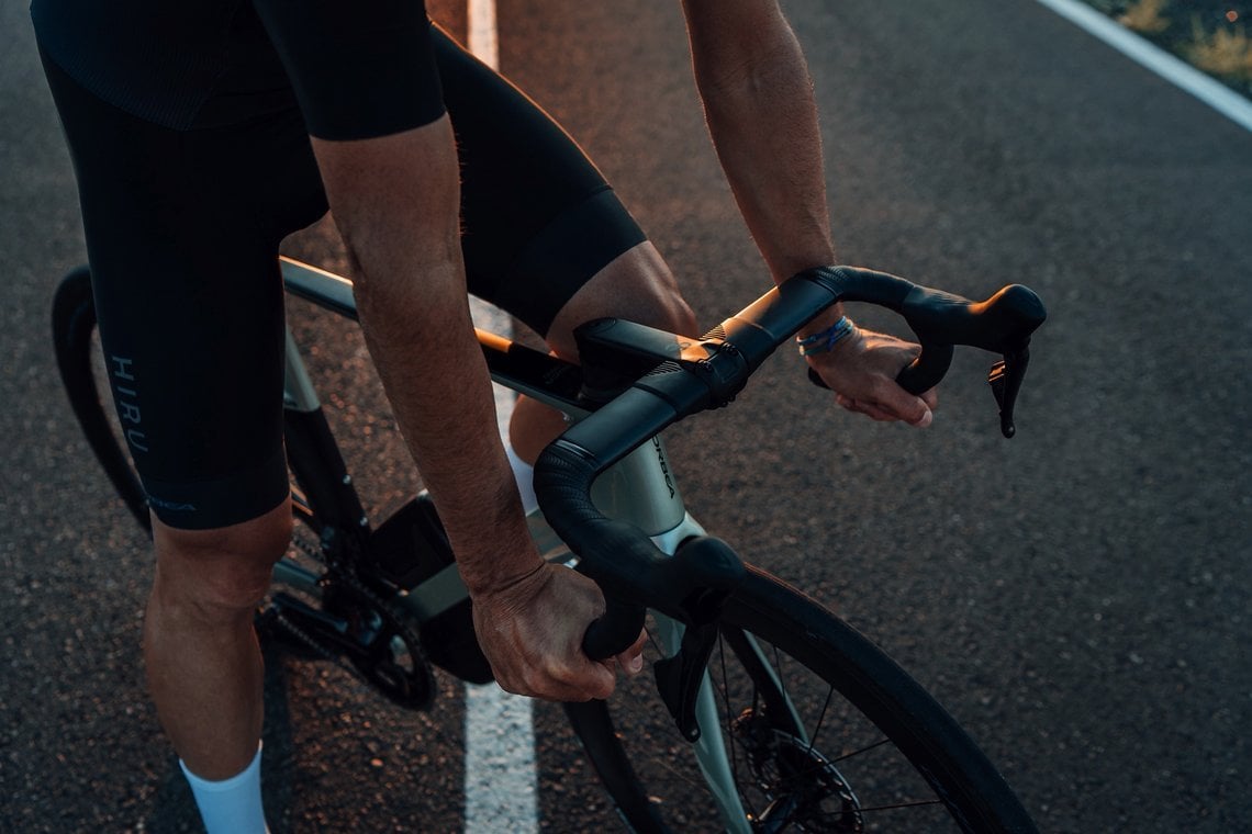 Allein 2 % der berühmten Marginal Gains im Kampf gegen den Wind erzielt das Cockpit mit versteckt liegenden Leitungen und Zügen.