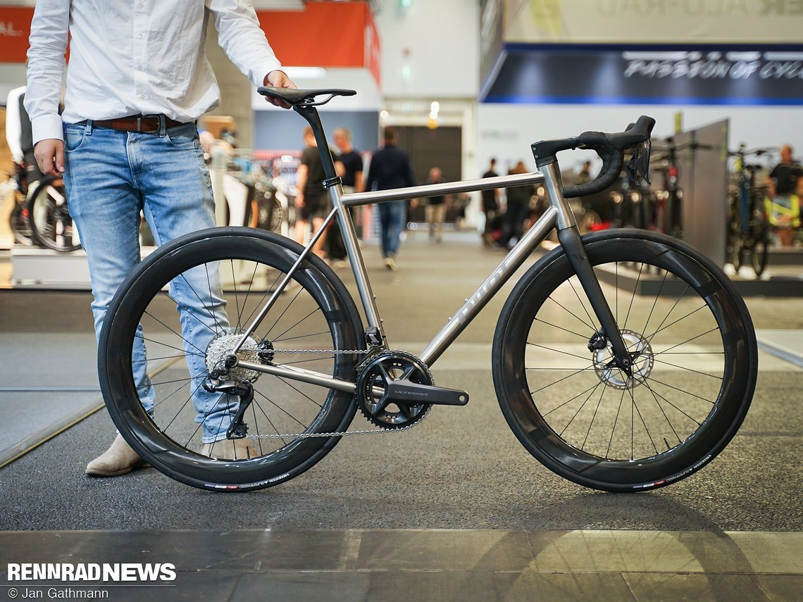 Das Pilot Celes ist ein Race-Rennrad aus Titan mit Carbongabel