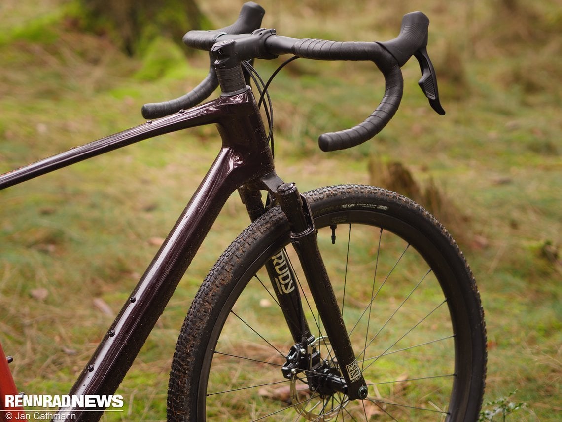 Für Trail-Ausflüge und groben Gravel wartet die Rock Shox Rudy XPLR-Gravel-Federgabel mit 40 mm Federweg auf.