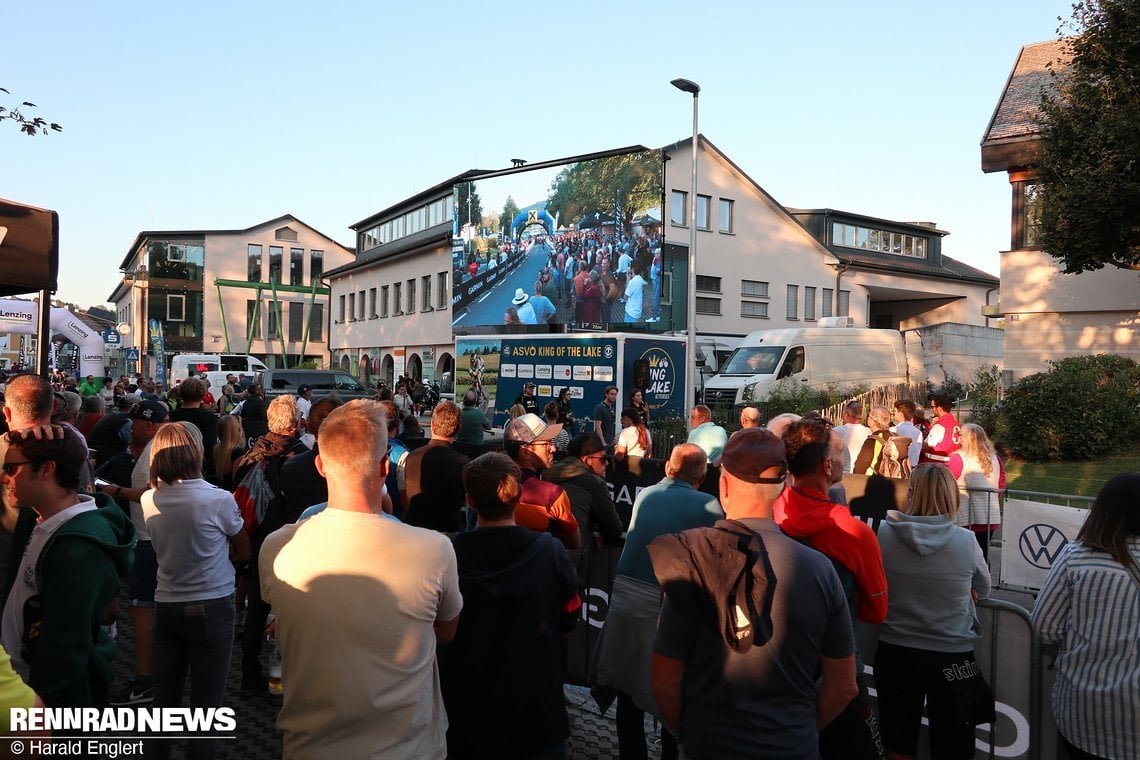 Zuschauerfreundliche Live-Übertragung von der Strecke im Zielbereich.