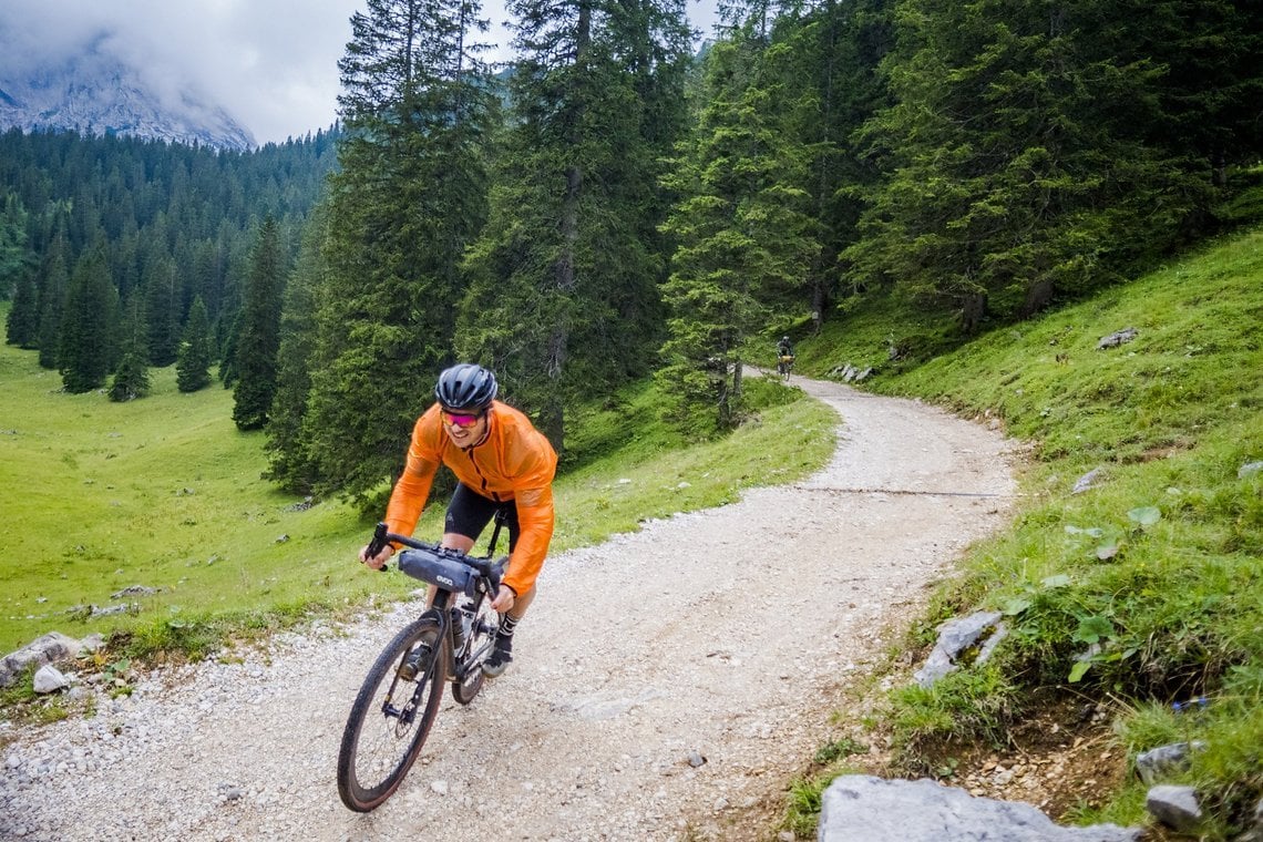 Jan gibt Gas und rast in bester Biker-Manier durch die Schotterkurven.