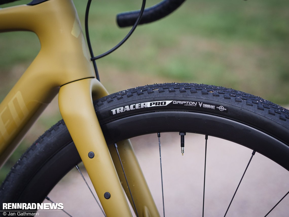 Die Specialized Tracer Pro Reifen in 42 mm fuhren wir tubeless mit 2 bar