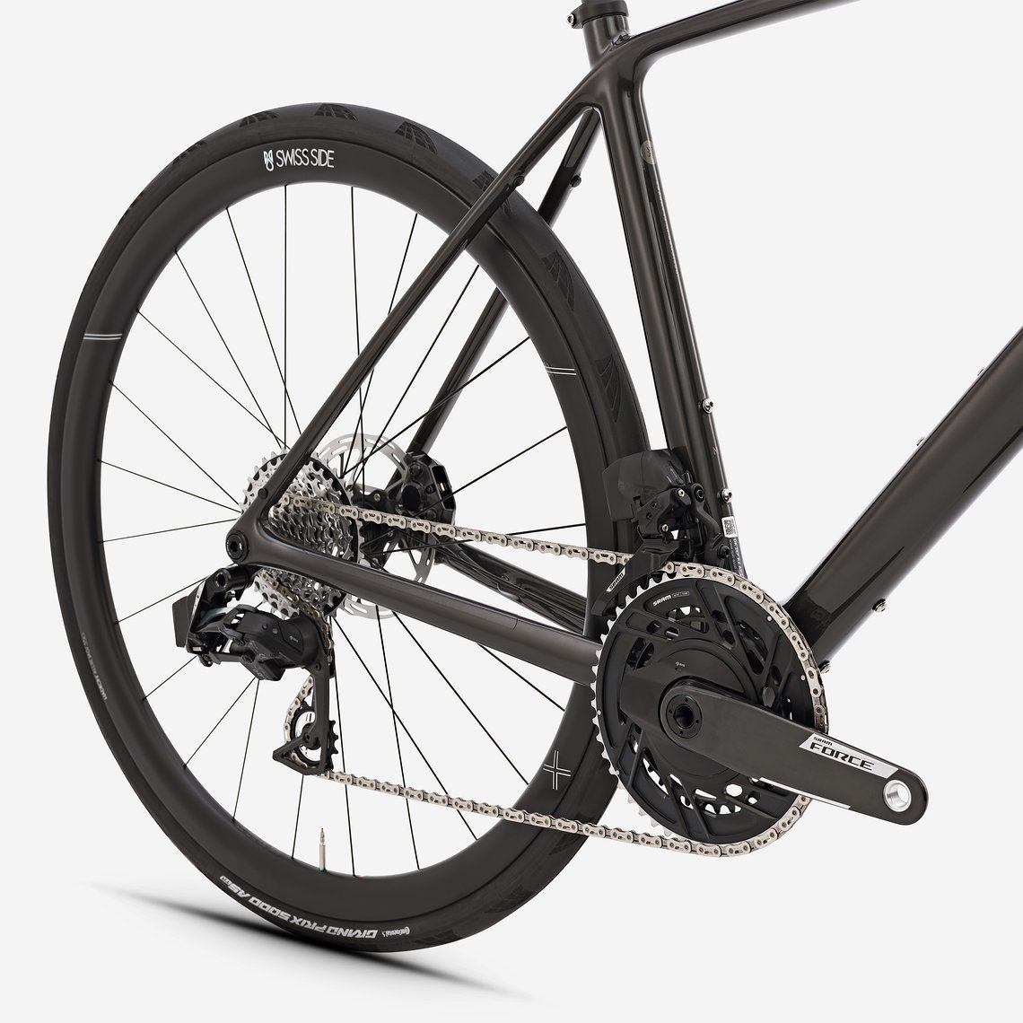Alle Modelle sind mit einer 12-fach-Schaltung und Tubeless-kompatiblen Carbonlaufrädern mit 22 mm Maulweite und 35 mm Felgenhöhe ausgestattet.