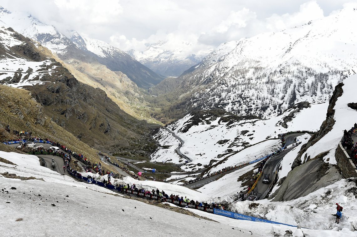 Auf Etappe 13 zum Lago Serrù beginnt Carapaz mit der Aufholjagd