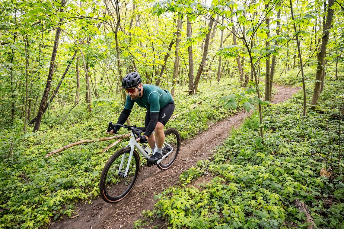 Auch auf Singletrails macht das Áspero eine gute Figur, wenngleich Mountainbike-inspiriertere Modelle mit Federgabel und Dropper Post hier natürlich deutlich stärker glänzen.