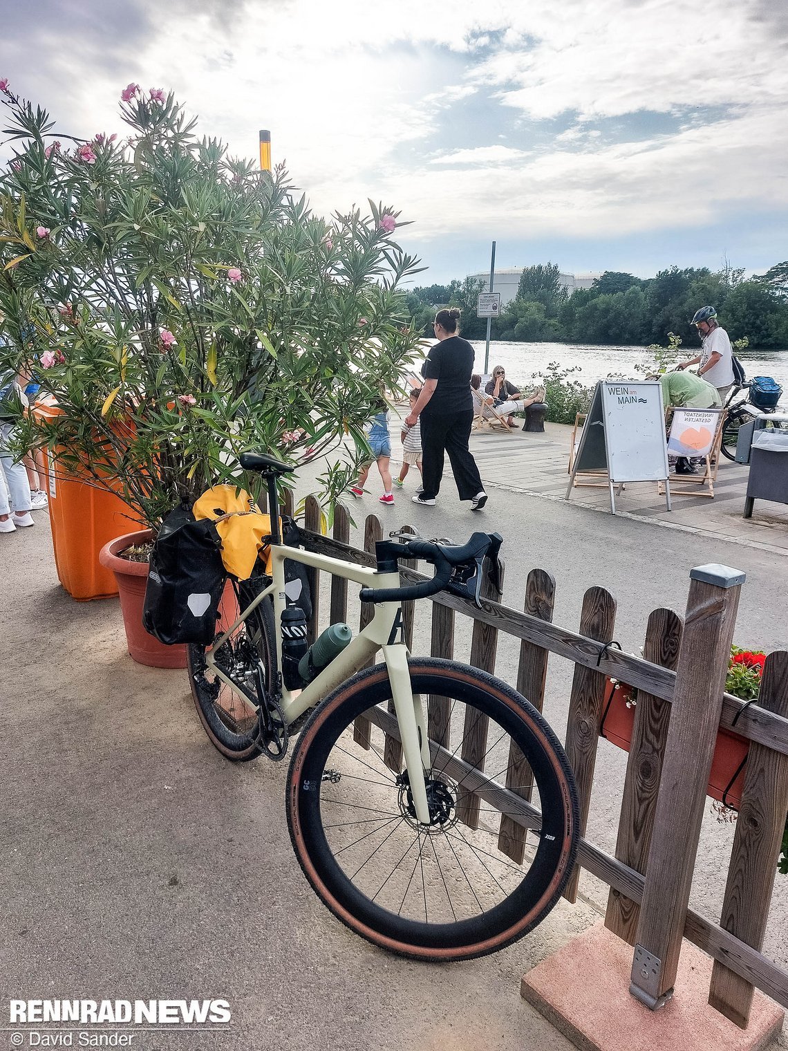 Eine letzte Pause am Weinstand in Rüsselsheim.