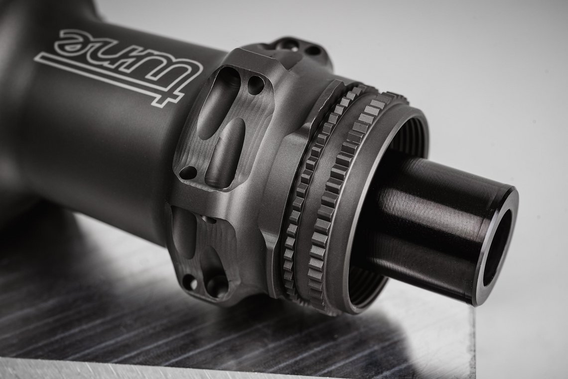 Die Naben aus Lithium-Aluminium sind mit Enduro XD-15 Keramiklagern ausgestattet, für die es eine lebenslange Garantie gibt.