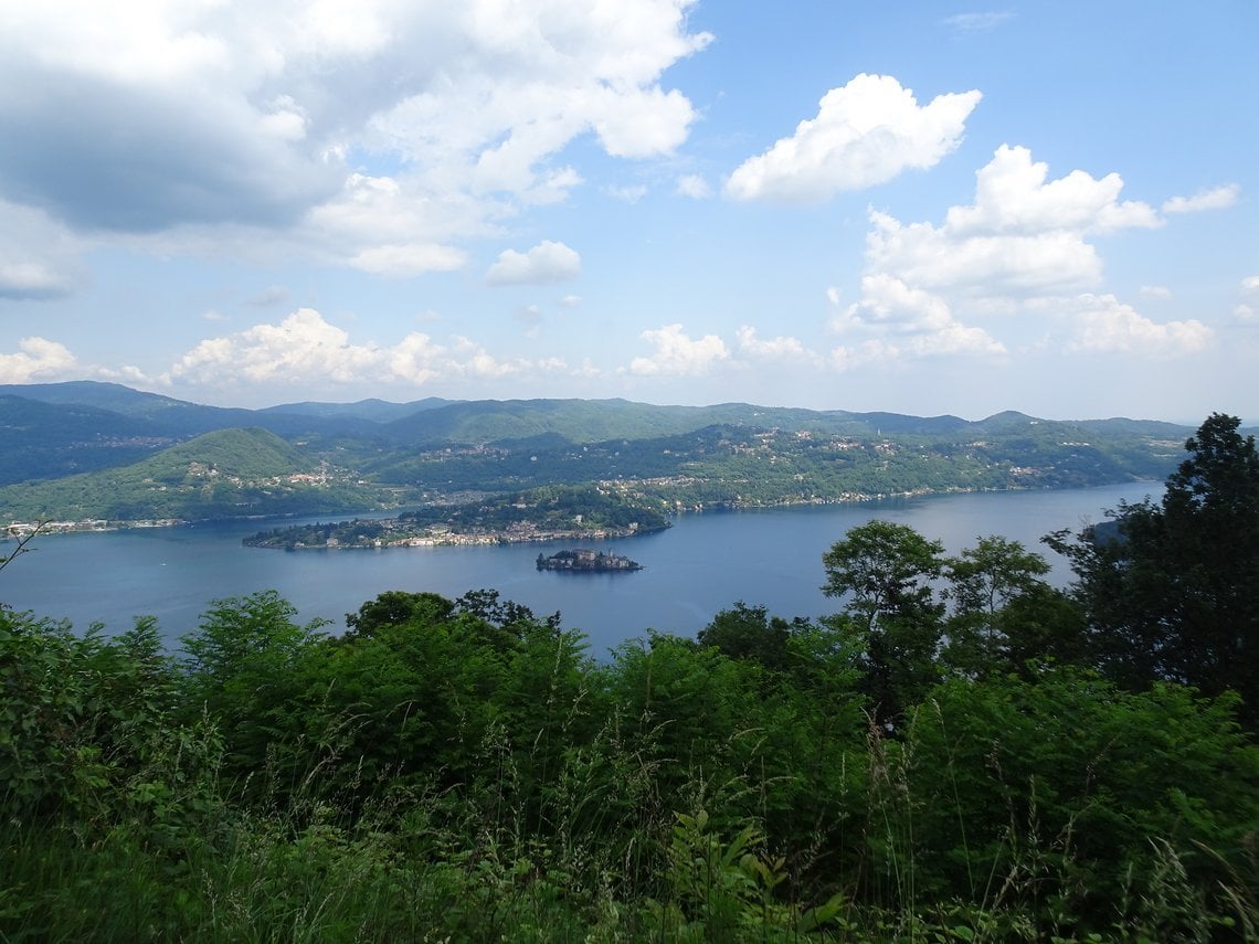 Die Aussicht auf den Lago d'Orta gibt es zur Belohnung an Tag 3 der Gravel Tour durch den Piemont