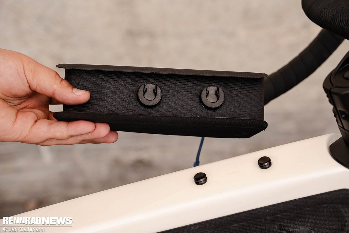 Die Taschen docken magnetisch und per Bajonett an.