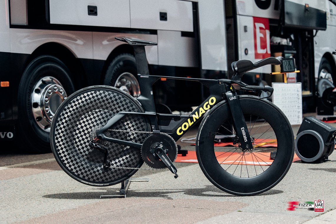 Auf der Colnago Zeitfahrmaschine wirkt der Sattel fast wie eine Pfeilspitze.