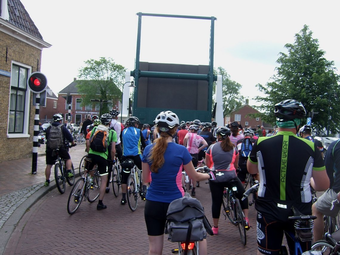 Klappbrücken nehmen keine Rücksicht auf Fietselfstedentocht, wie hier in Dokkum 2017