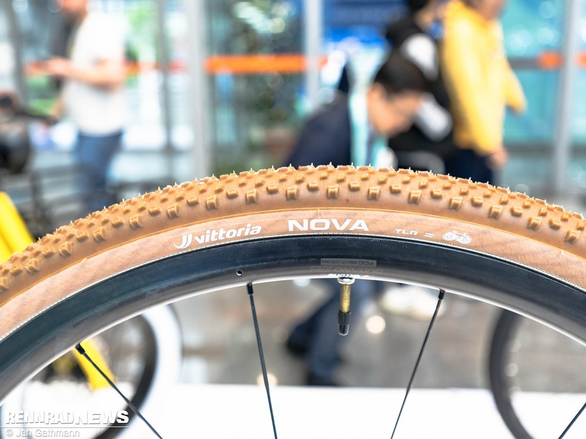 Vittoria Nova  steht drauf, drin ist ein neuer Terreno Gravel Reifen mit 92 % Recycling-Anteil.