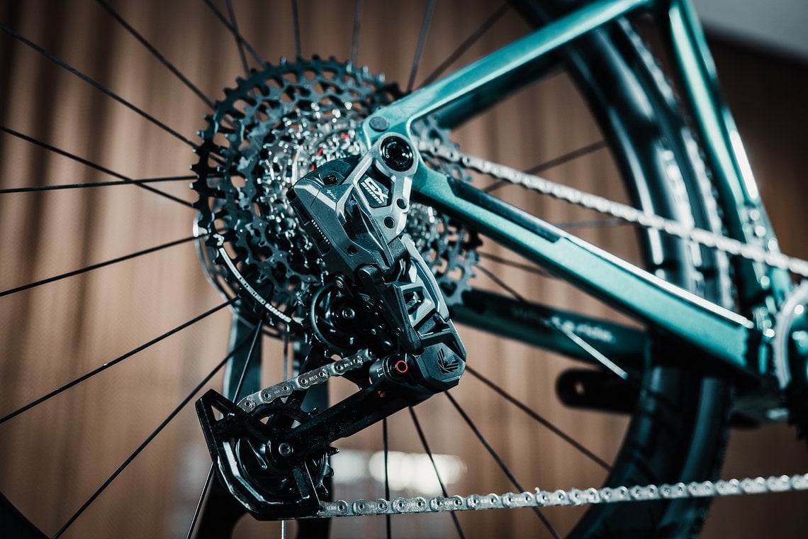 Mit der SRAM GX AXS Transmission kommt MTB-Technik ans Gravel-Bike.