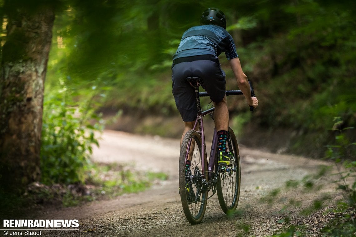 Bergauf geht es dank steifem Alu-Rahmen, leicht rollenden Reifen und leichten Carbon-Laufrädern kraftsparend