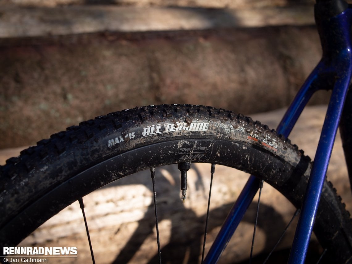 Die Maxxis All Terrane-Reifen in 33 mm erwiesen sich als fähige Allrounder ...