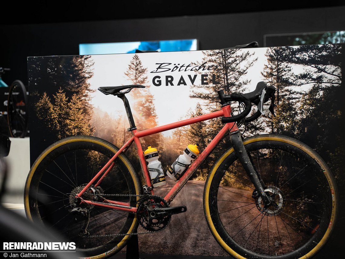 Böttcher zeigte das eigene Stahl Gravel Bike mit innenliegenden Leitungen und 44 mm Steuerrohr.