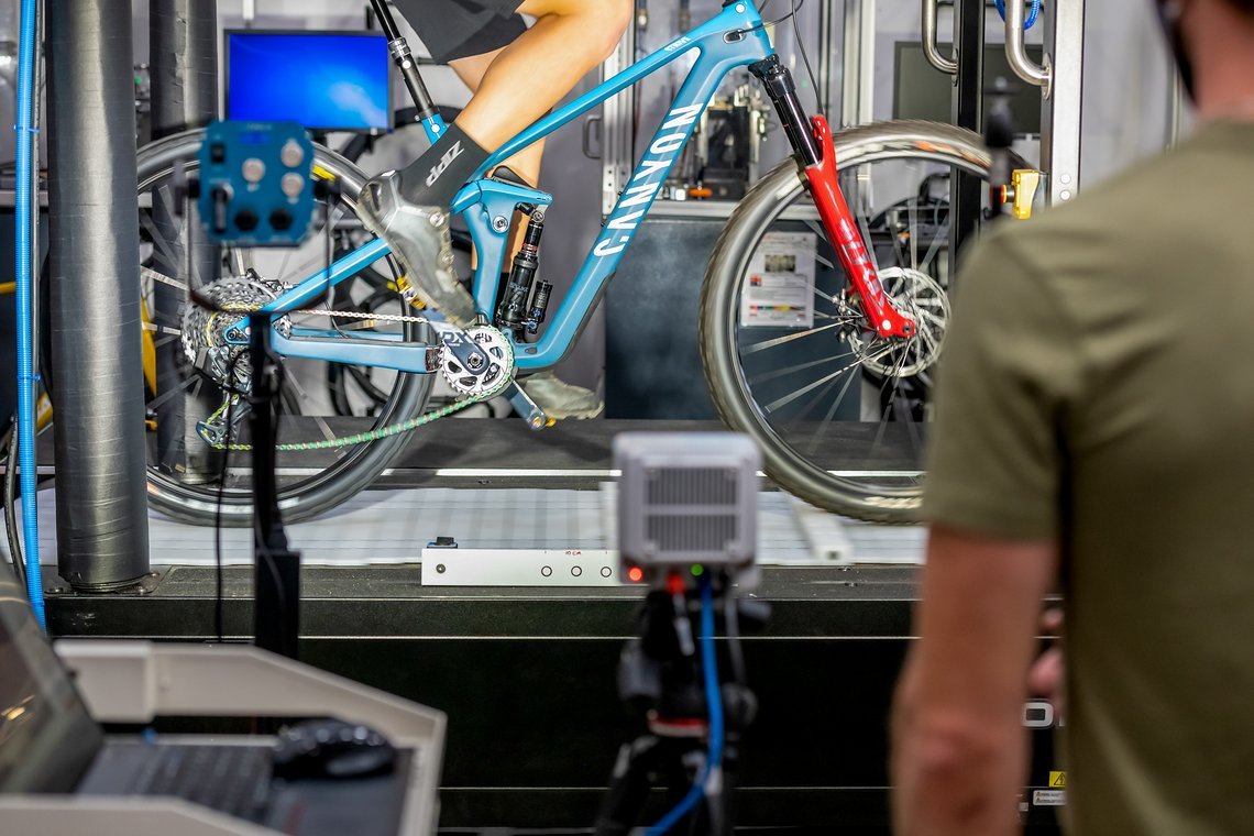 Zipp testet so zum Beispiel Felgen mit verschiedenen Maulweiten und deren Einfluß auf den Rollwiderstand der Reifen.