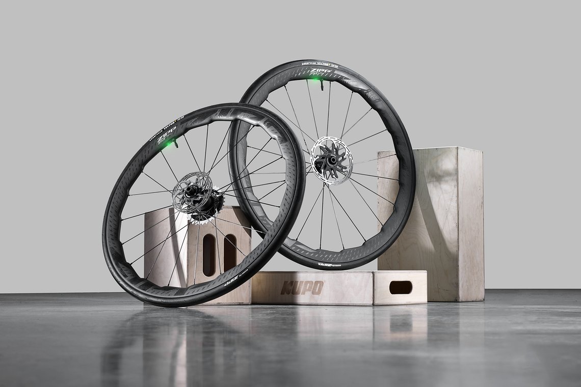 Der Zipp 353 NSW Laufradsatz ist nur für die Straße freigegeben und mit 1.310 Gramm deutlich leichter als der 303 SW