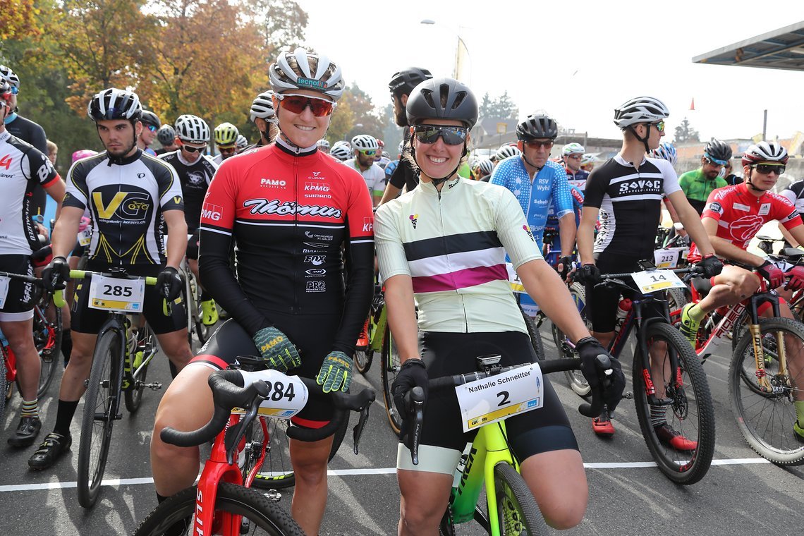 Nathalie Schneitter am Start mit der späteren Siegerin Kathrin Stirnemann