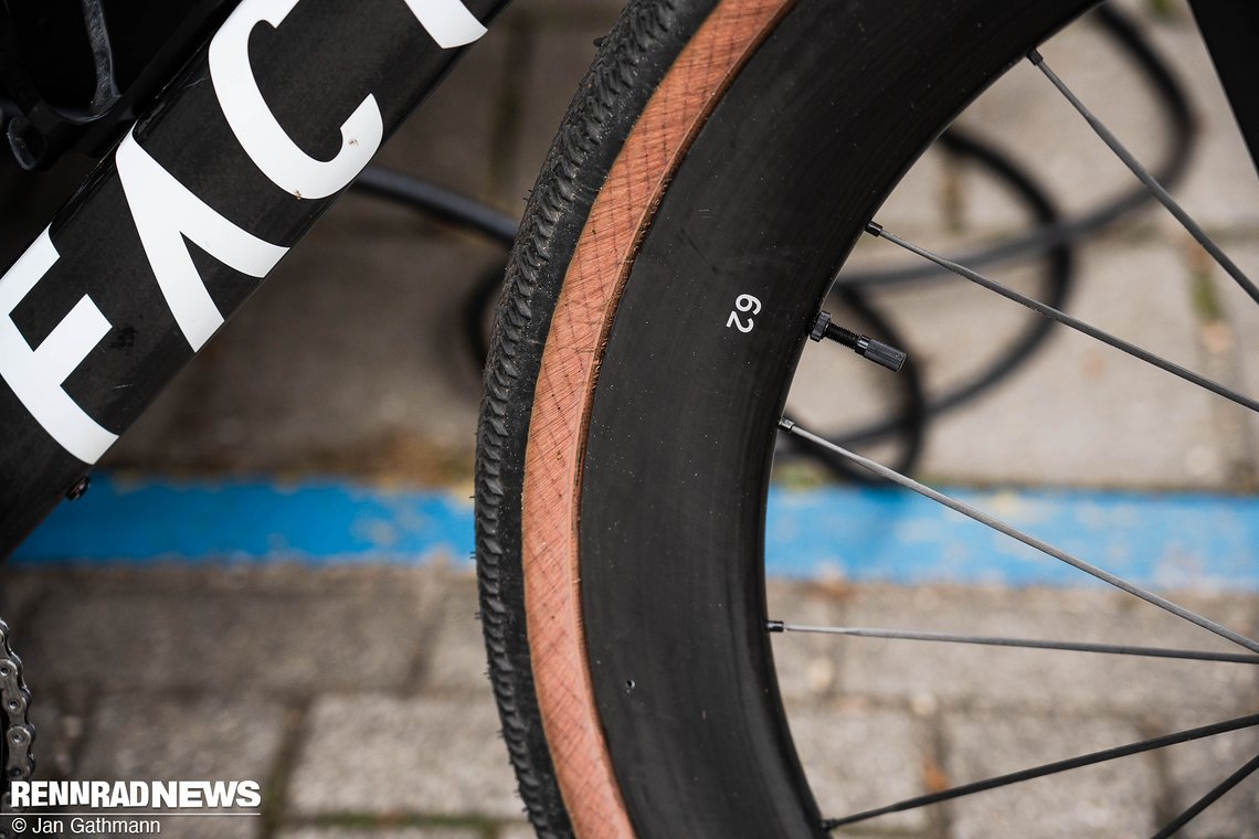 Die Laufräder sind dem Aero Ansatz entsprechend gewählt.