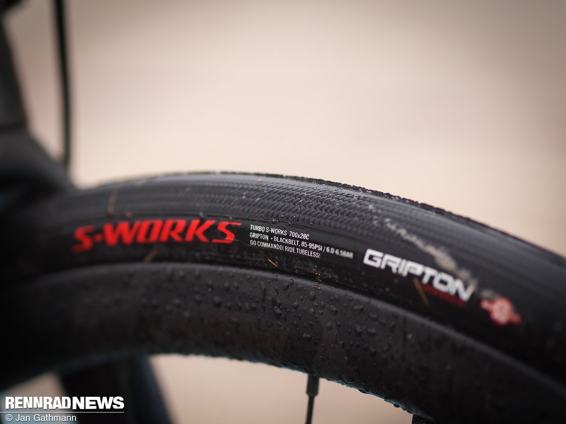 Die breiten S-Works Turbo Pro Gripton Black Belt Reifen fuhren wir tubeless mit 4,5 bar über das Pavé