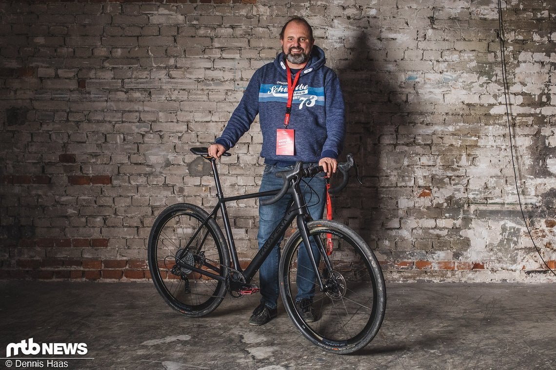 Parapera-, Falkenjagd- und Rennstahl-Chef Andreas Kirschner mit dem Gravel Bike Anemos.