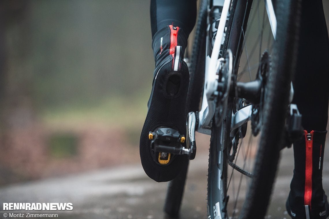 Die Sohle ist aus sehr widerstandsfähigem Material mit zwei passgenauen Öffnungen für die Pedalplatten und die Ferse.