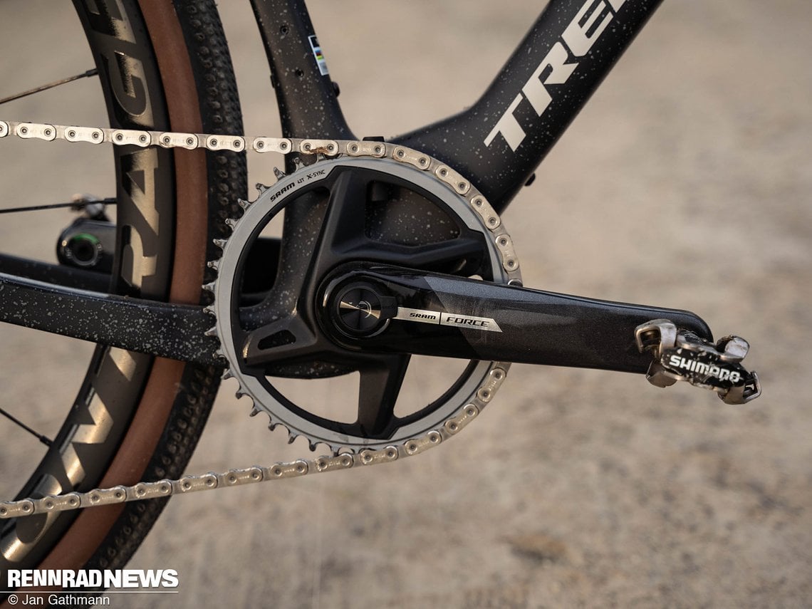 Die SRAM Force Carbon-Kurbel ist mit 42 Zähnen auf lange Gänge ausgelegt.