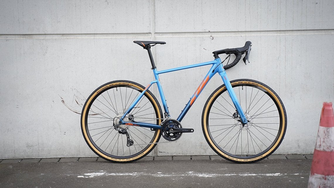 Man kann einfach bei gutem Wetter mit dem puristischen Gravel Bike fahren und Licht und Schutzbleche bei Bedarf anstecken