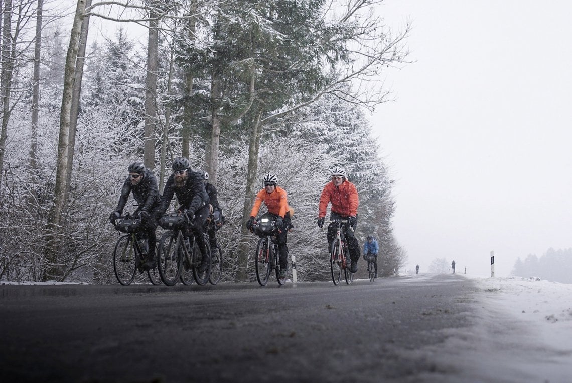 Viele Radfahrer begleiteten Jonas Deichmann auf seiner letzten Etappe Richtung München.