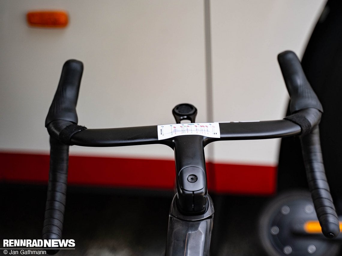 Am Enve-Cockpit mit besonders flachem Oberlenker…