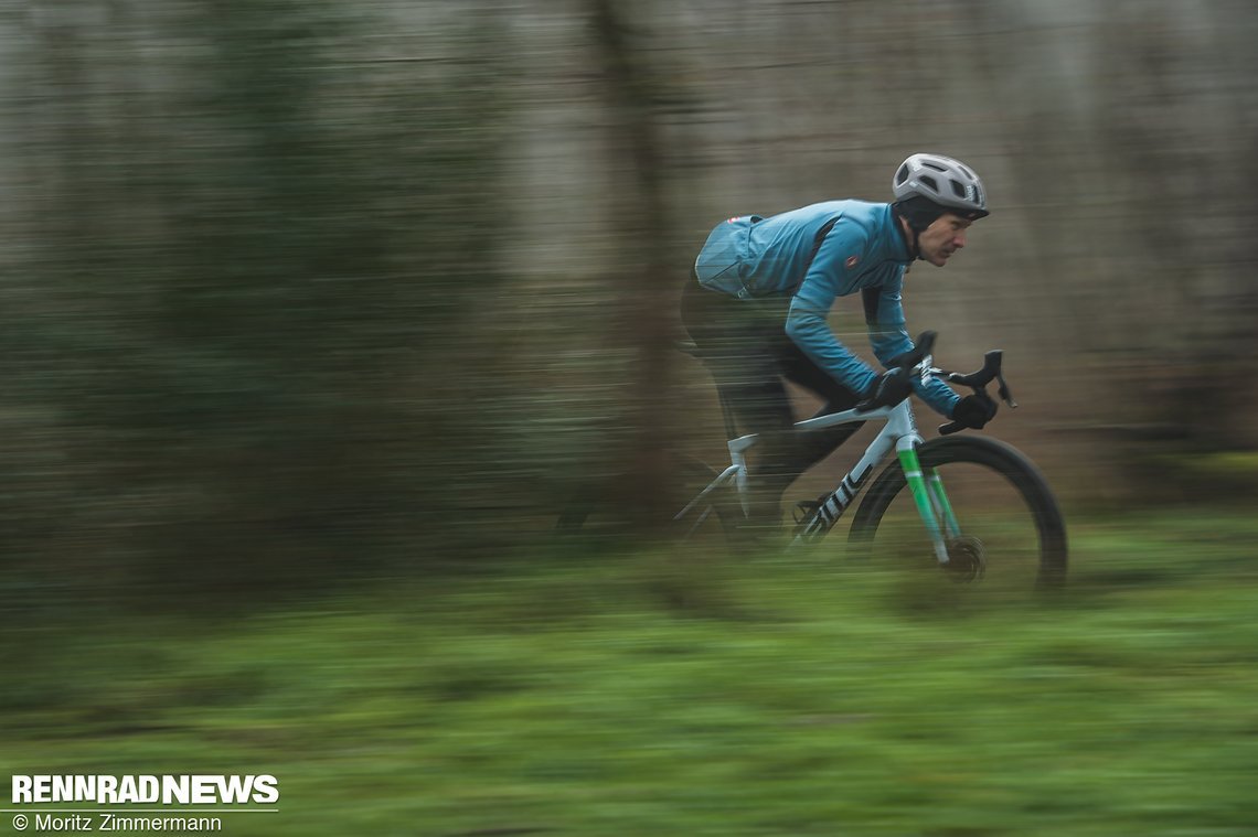 Schnell auf Schotter Fahren und sportlich „tief“ Sitzen – darin sollen Race Gravel Bikes brillieren.