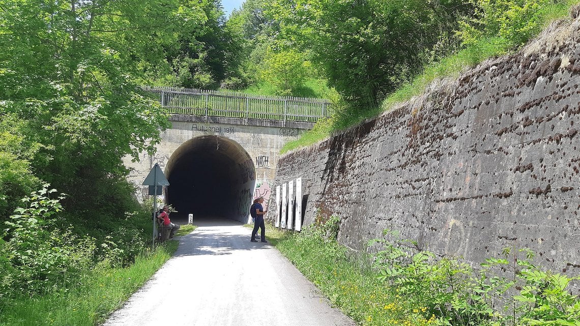 Ein alter verfallener Eisenbahntunnel auf der schwäbischen Alb durchquert werden.