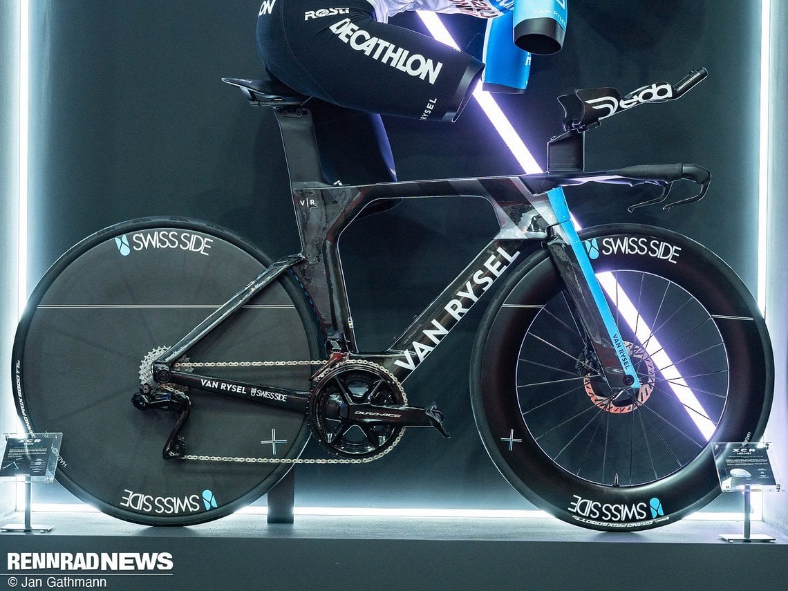 Auch das Van Rysel XCR Time Trial Bike stand im Neonlicht des Decathlon Standes.