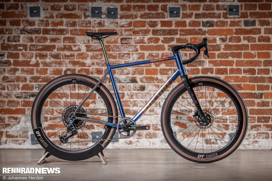 Kocmo Daytona – Race Gravel Bike aus Titan mit auffälliger Anodisierung.