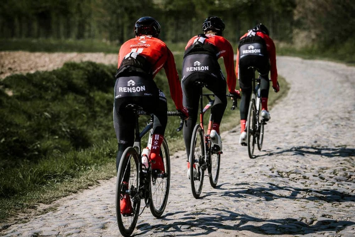 Bei Sunweb können sich die jungen Talente am Kopfsteinpflaster testen