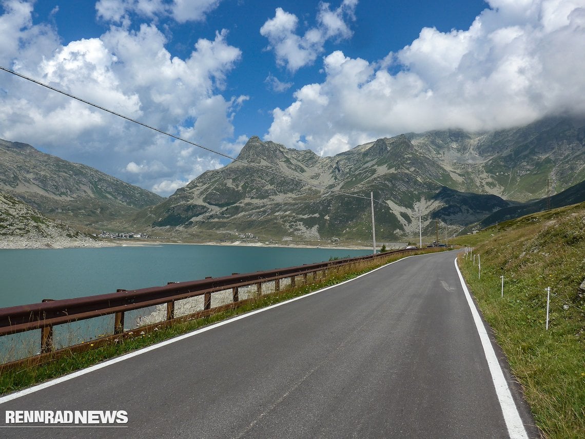 Oben geht es an einem Stausee entlang durch hochalpines Gebiet